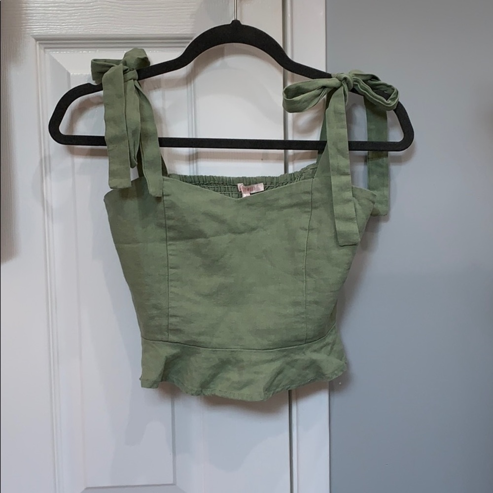 Green no sleeve crop top